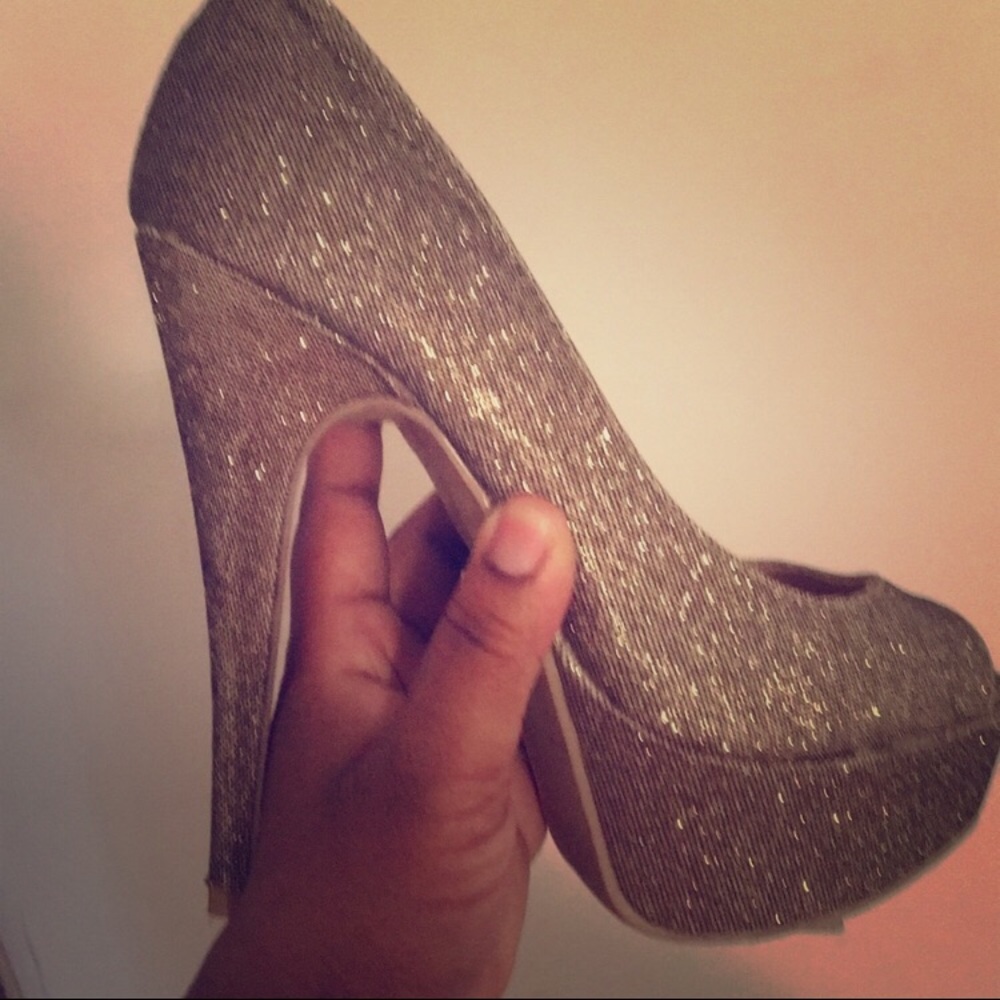 Gold pumps ✨✨